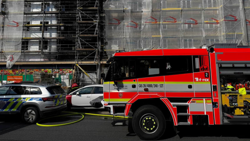 V Havířově hoří bytový dům. Na místě jsou hasiči s výškovou technikou, probíhá evakuace