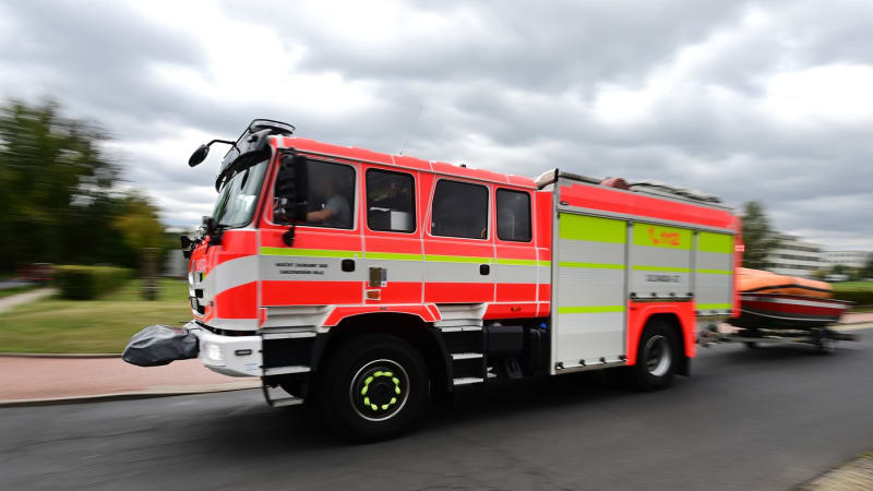 Na auto na Kladensku spadla mostní traverza. Hasiči vyprostili dvě osoby