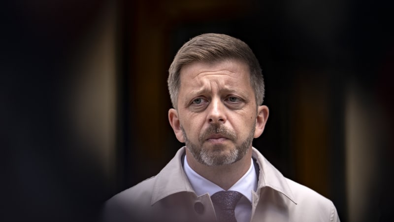 Rakušan chce vyšachovat ANO, navrhl schůzku. Fiala pozvánku „na pivo“ přijal, Hřib má podmínku