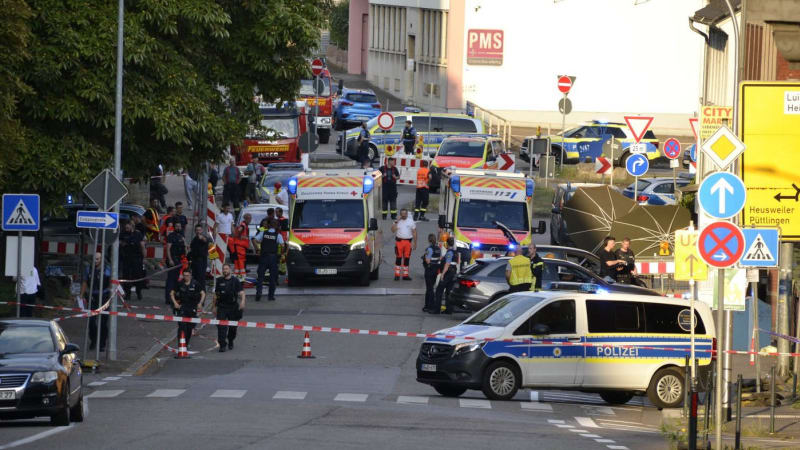 Lupič v Německu sebral policistovi zbraň a zastřelil ho. Město uzavřelo centrum