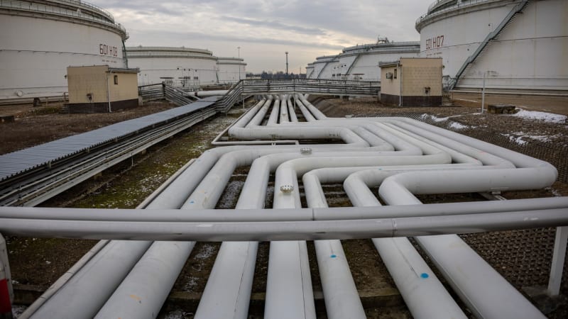 Ukrajinci útočí na ruský ropovod Družba. Maďarsko a Slovensko jsou bez dodávek