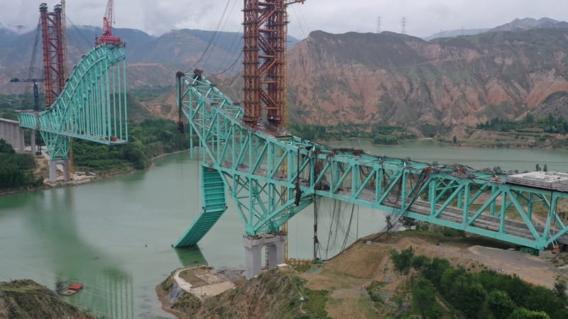 Při pádu rozestavěného mostu v Číně zemřelo 10 dělníků. Hrozivý incident zachytily kamery
