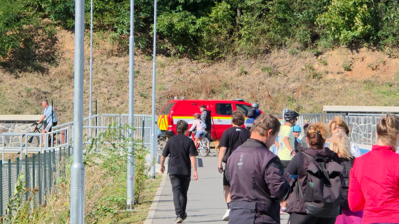 U Hostivařské nádrže bylo nalezeno tělo bez známek života. Na místo vyrazili kriminalisté