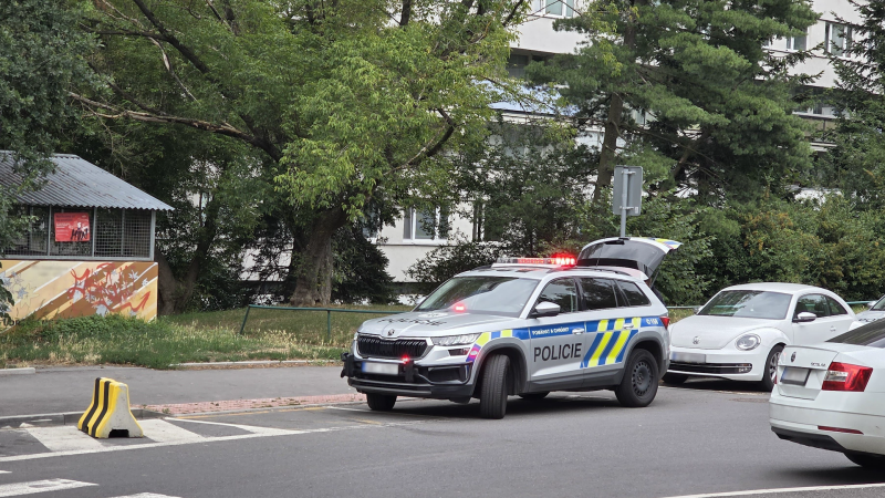 Dramatické záběry zásahu v Ďáblicích: Agresor vyhrožoval zbraněmi. Policie ho zastřelila