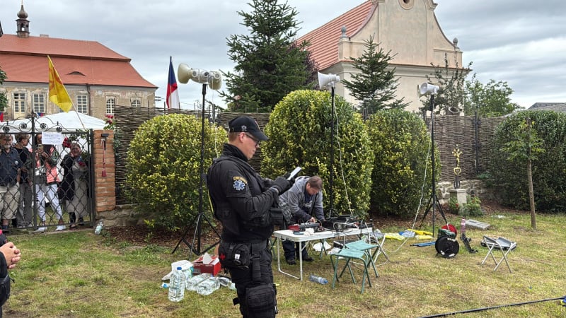 Vyhrocené Vlastenecké setkání v Příčovech: Odpůrci narušují akci, na místě je policie