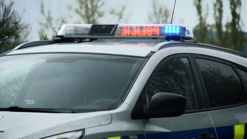 Na Nymbursku se srazily čtyři vozy. Jeden člověk zemřel, záchranáři ošetřují raněné