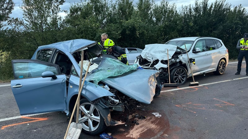 Na Nymbursku se srazilo pět vozů: Dvacetiletý řidič vjel do protisměru, nehodu nepřežil