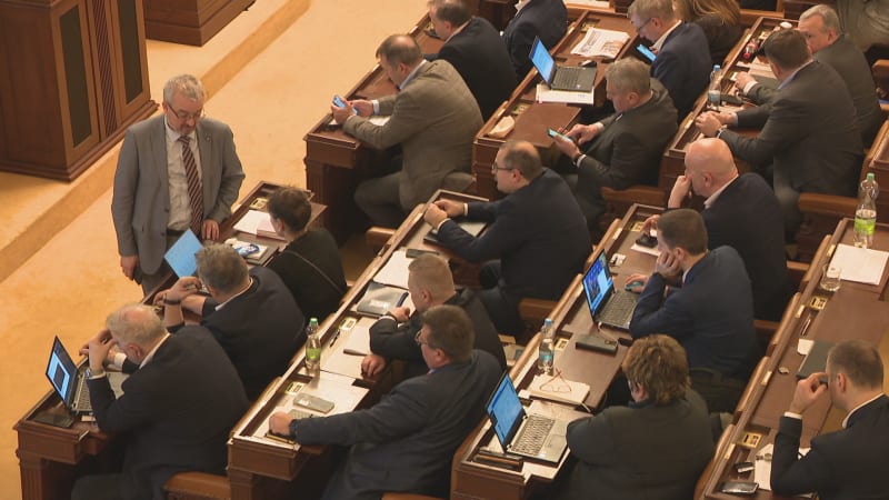 „Zlatý padák“ pro končící poslance: Obdrží štědré odstupné. Kdo ho má jisté už před volbami?