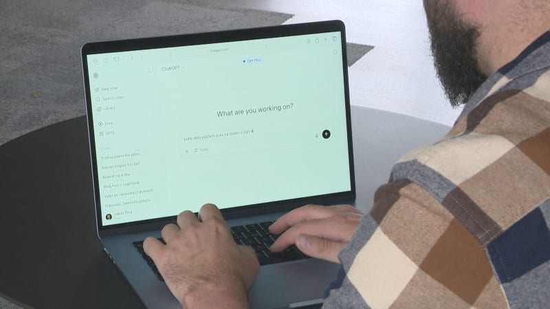 Kouzlo umělé inteligence? Mozek může zlenivět, používejte ji chytře, radí odborníci