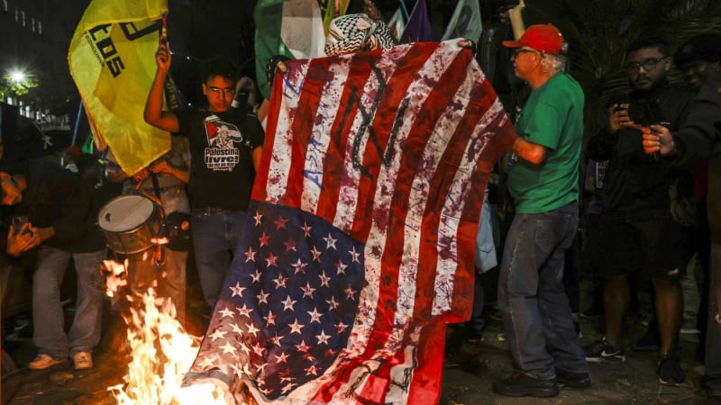 Rok vězení za zneuctění či pálení americké vlajky: Trumpův zákon se dotkne i cizinců