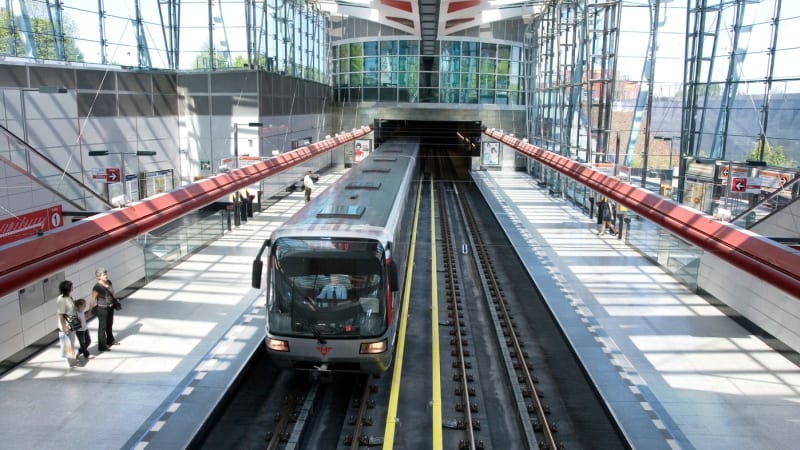 V Praze nejezdilo metro C. Do tunelů pronikly nežádoucí osoby, provoz již byl obnoven