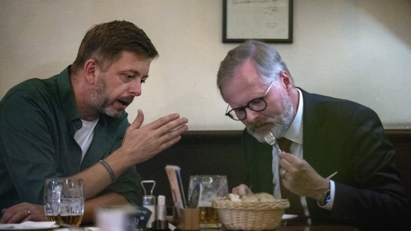 KOMENTÁŘ: Fiala a Rakušan na pivu? Krátkozraká šaškárna, která žene Babiše do náruče SPD