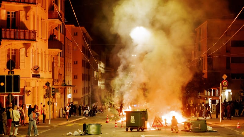 Kontejnery v plamenech a poškozený autobus: Po smrti motorkáře se bouří mladí lidé ve Švýcarsku