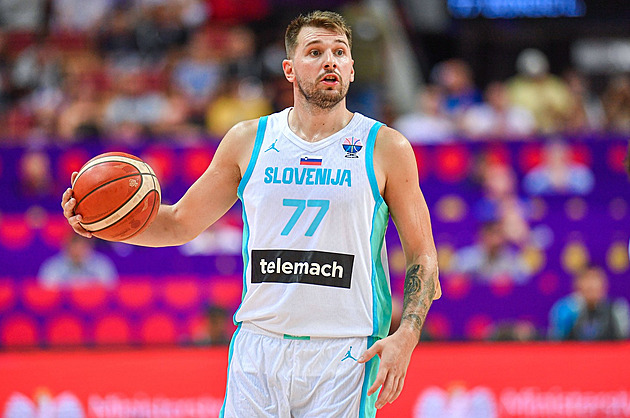 Nepolapitelný Luka. Dončič vytáhl triple double, Slovinci ukončili čekání na výhru