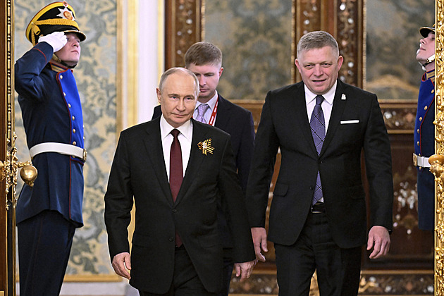Fico se má v Číně setkat s Putinem. Poletí tam na oslavy konce války