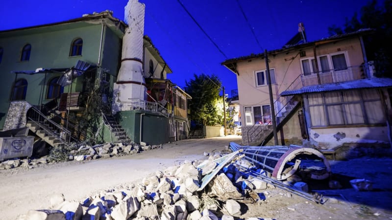 Silné zemětřesení zasáhlo Afghánistán. Úřady hlásí stovky mrtvých a víc než tisíc raněných