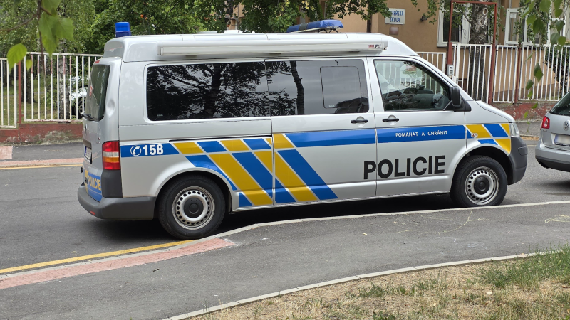 Mladík na Trutnovsku málem ubil staršího muže, který odmítl dát cigaretu. Hrozí mu 10 let