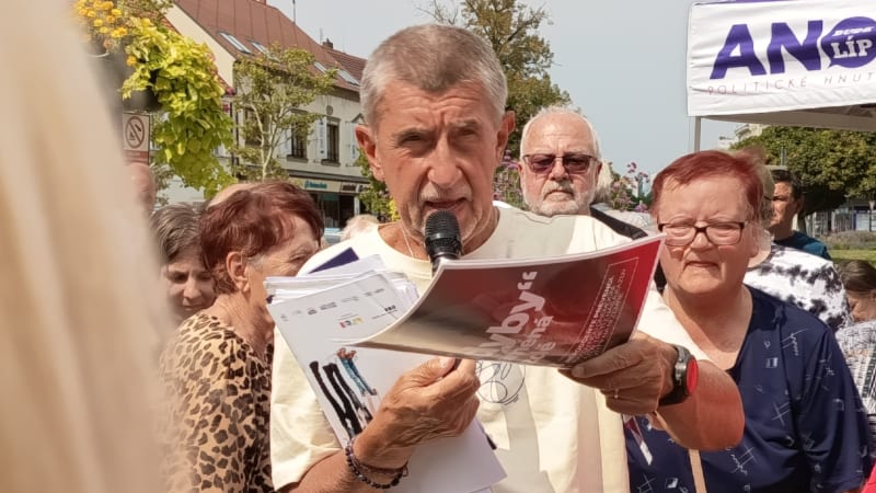 Babiše udeřil do hlavy holí muž na mítinku. Expremiér musel na vyšetření mozku.