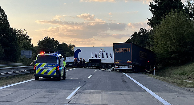 Dálnici D2 u Blučiny uzavřela hromadná nehoda. Hasiči museli vyprostit dva lidi