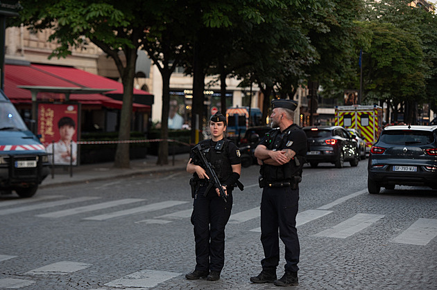 Tunisan pobodal řeznickými noži v centru Marseille několik lidí. Policie ho zastřelila