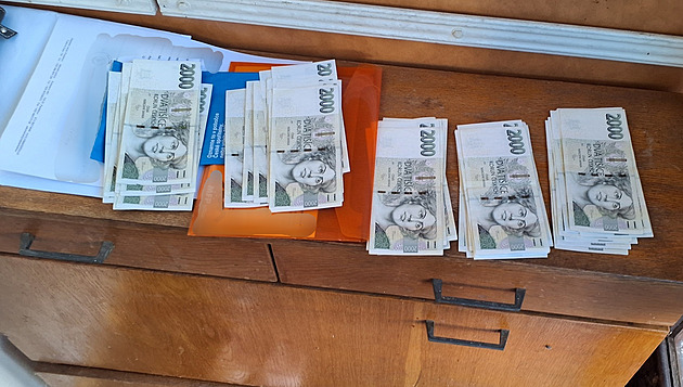 Seniorka zapomněla v obchodě obálku s úsporami. Poctivec ji vrátil, nálezné odmítl