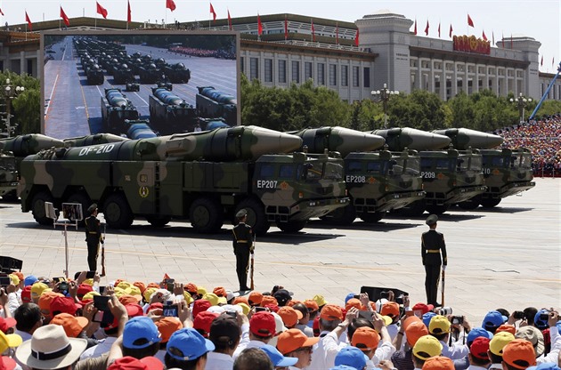 Peking pod uzávěrou, Si chystá velkou vojenskou přehlídku. Objeví se nové zbraně