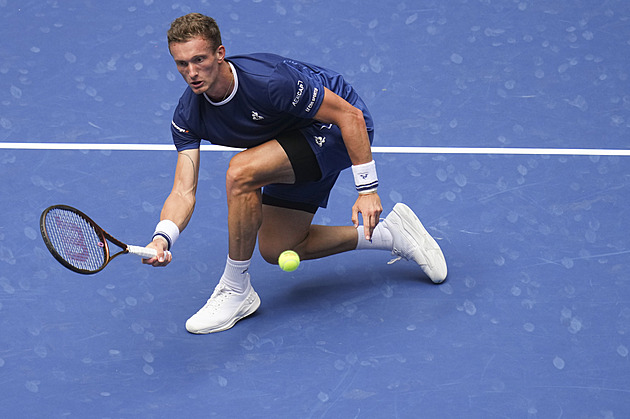 Vondroušová se zranila a před čtvrtfinále odstoupila. Lehečka a Krejčíková prohráli