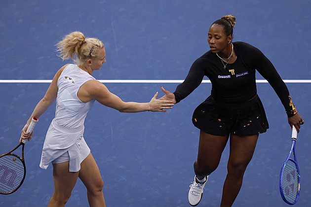 Siniaková prošla přes Venus W. a její o 23 let mladší parťačku do semifinále deblu