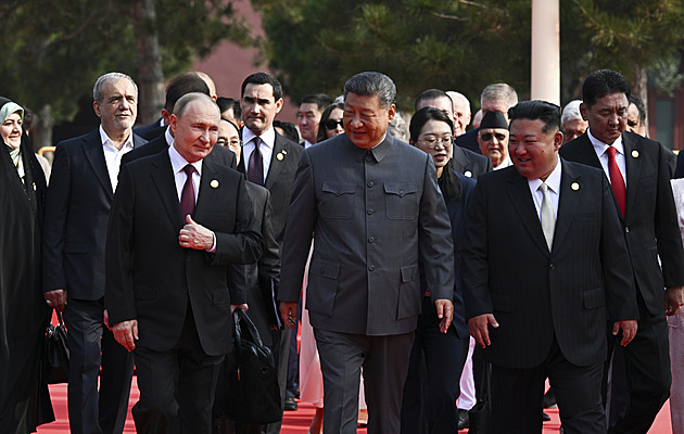 Vojenská přehlídka v Číně. Si, Putin a Kim se společně prošli po červeném koberci