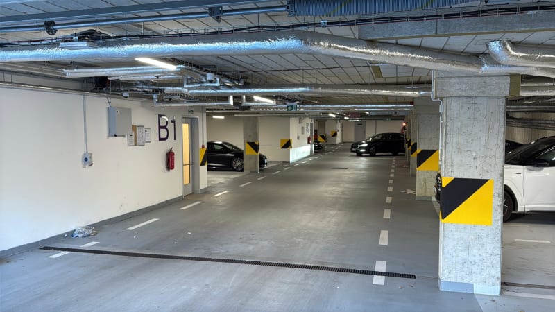 Postřelený muž ležel v pražské garáži. Zranit ho mělo pět kulek, případ řeší policie