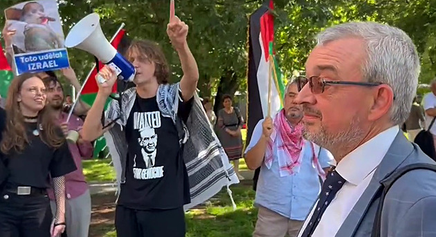 Propalestinští demonstranti narušují akci SPOLU. Fiala do Haagu, skandovali