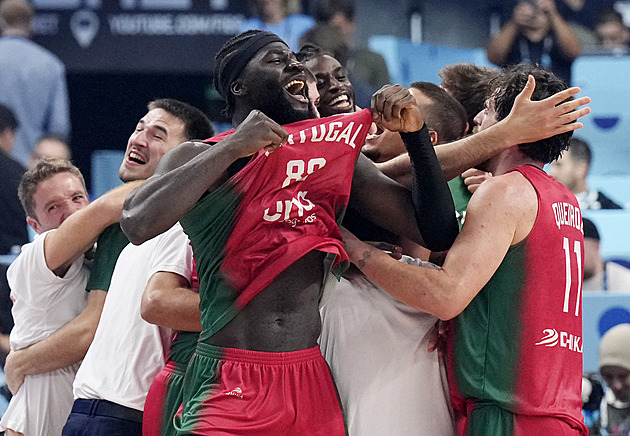Portugalci poprvé slaví postup, historickou výhru na EuroBasketu zapisuje i Británie