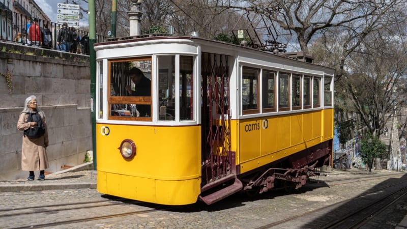 Vážná havárie lisabonské lanovky: Tri lidé zemřeli, na místě zasahují záchranáři