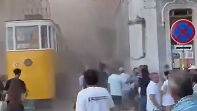 V Lisabonu vykolejila s turisty slavná lanovka. Vůz se roztříštil o přilehlý dům