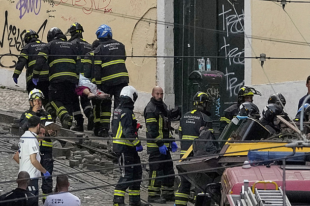 V Lisabonu vykolejila s turisty slavná lanovka. Vůz se roztříštil o přilehlý dům