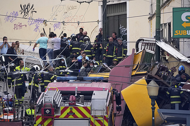 V Lisabonu vykolejila slavná lanovka. Vůz se roztříštil o dům u trati, zahynulo 15 lidí