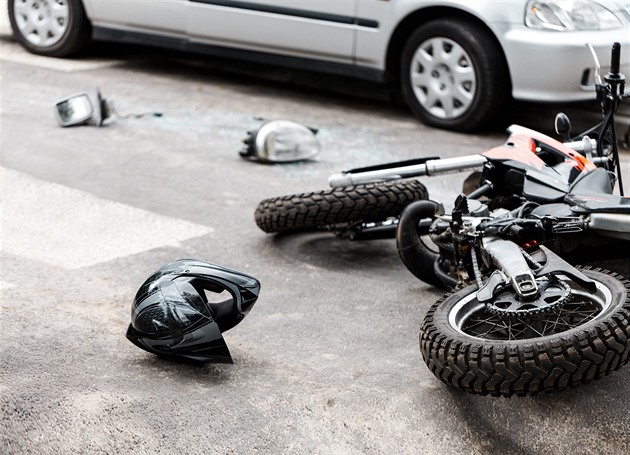 Dvě ženy vážně zranila na Plzeňsku srážka osobního auta a motocyklu