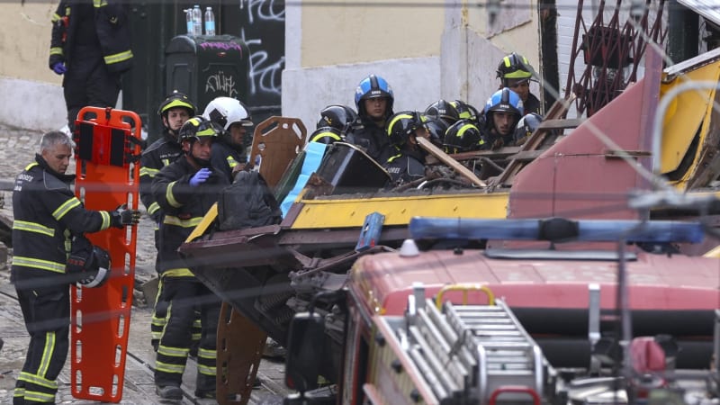 Fatální nehoda lisabonské lanovky: 17 mrtvých, přes dvě desítky zraněných