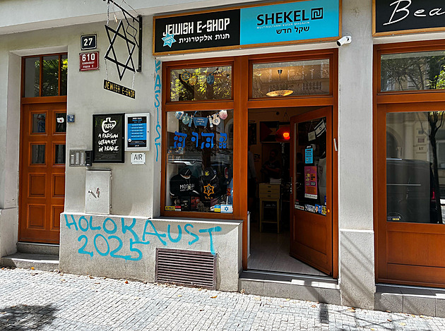 Holokaust 2025 a Fašisti. Vandal posprejoval židovský obchod v Praze