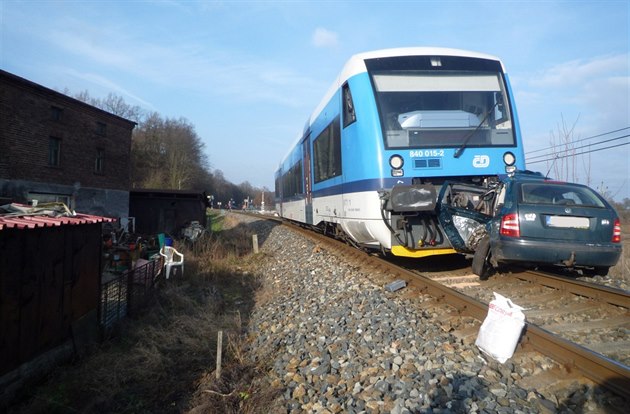 Srážka vlaku s autem zastavila železniční koridor na Pardubicku