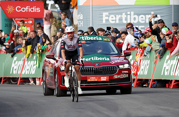 Vuelta ONLINE: V úniku šlape přes 50 jezdců, vepředu jsou Pedersen či Ayuso