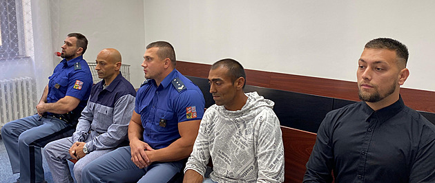 Zapíjení svatby se zvrtlo, kvůli bitce v baru soudí novomanžela i jeho příbuzné