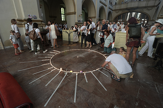 Stovky lidí přišly do kostela u Salvátora uctít dětské oběti v Gaze a Izraeli