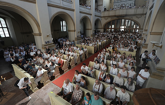 Stovky lidí přišly v centru Prahy uctít dětské oběti v Pásmu Gazy a Izraeli