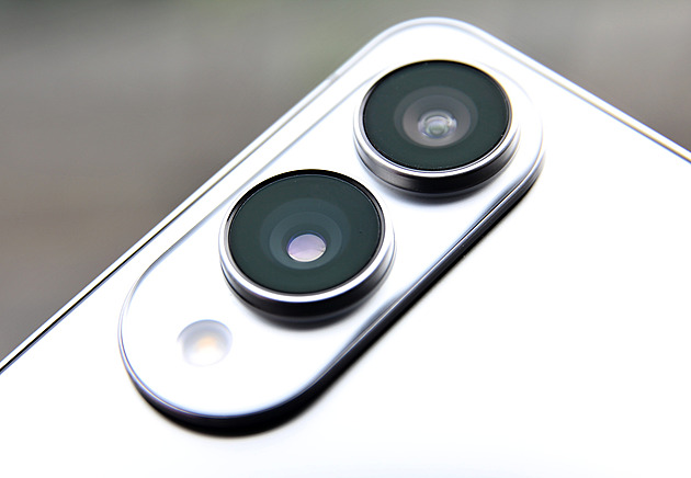 Překvapení od Samsungu: fotomobil se dvěma foťáky si vede dobře