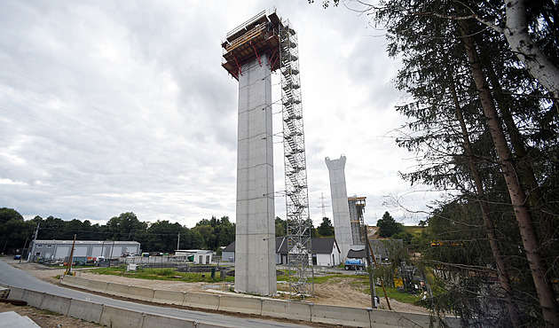 Čtyřicetimetrové pilíře už stojí. U Brtnice budují druhý nejvyšší most na Vysočině