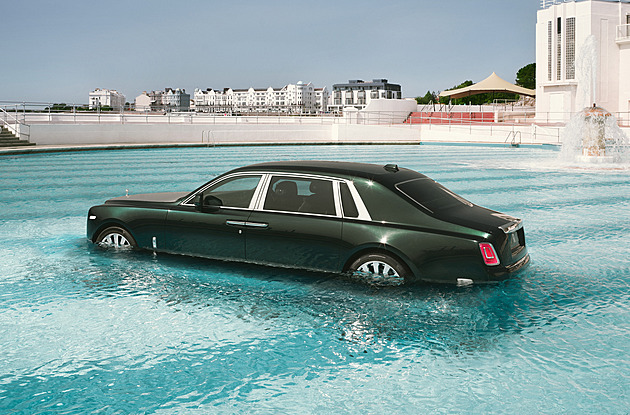 Aprílový srpen? Koupající se rolls, Trump se žigulíkem a akvapark pro auta