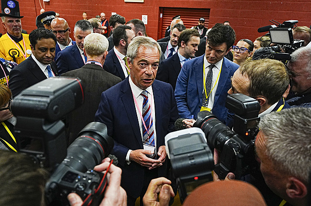 Farage si věří, už sestavuje vládu. Obě hlavní strany se hroutí, tvrdí