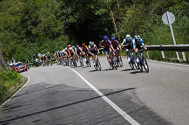Soler uspěl ze sóla a UAE dál válí. Štěstí zkoušel i Hirt, favorité útočili až ve finiši