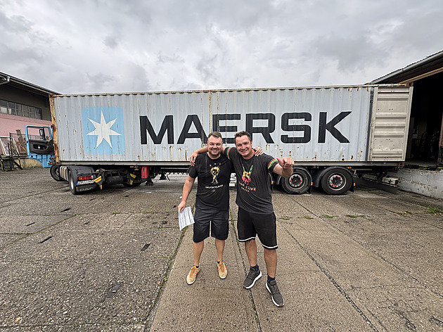 Inspirovala je dovolená v Africe. Židle v Gambii teď dostanou potahy z Česka